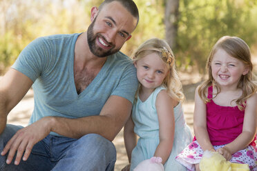 Porträt von Vater und zwei Töchtern im Park - ISF16886