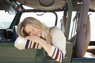 Junge Frau lehnt sich aus dem Jeepfenster - ISF16937