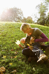 Mutter und Sohn spielen im Park - CUF39631