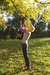 Mutter und Sohn spielen im Park - CUF39634