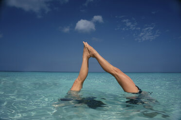 Füße berühren sich im tropischen Wasser - CUF39699