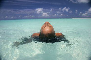 Frau schwimmt in tropischem Wasser - CUF39707