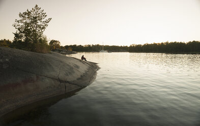 Silhouette einer Person am Flussufer - CUF39715