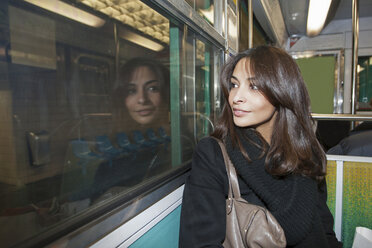 Lächelnde Frau fährt mit der U-Bahn - CUF39716