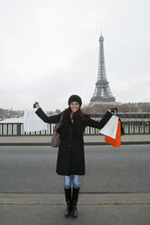 Frau mit Einkaufstüten am Eiffelturm - CUF39721