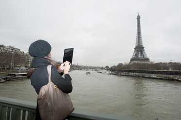 Frau fotografiert mit Tablet - CUF39722