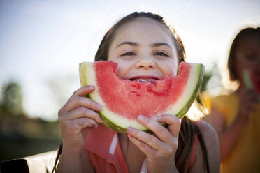 Lächelndes Mädchen isst Wassermelone - CUF39732