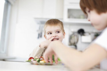 Kinder essen gemeinsam am Tisch - CUF39735