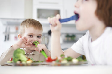 Kinder essen gemeinsam am Tisch - CUF39736