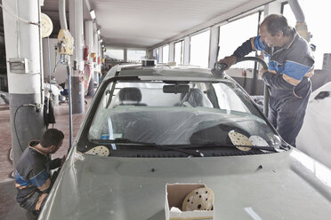 Mechaniker arbeiten an einem Auto in der Werkstatt - CUF39752