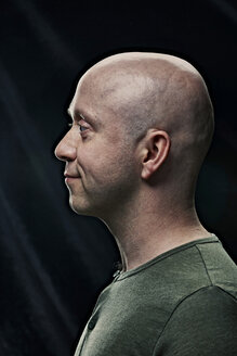 Profilansicht eines Mannes mit Glatze - CUF39757