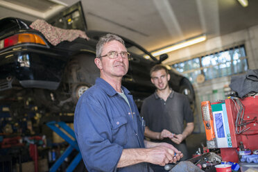 Zwei Mechaniker in der Garage - CUF39773