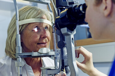 Weibliche Patientin bei einer Augenuntersuchung im Krankenhaus - CUF39845