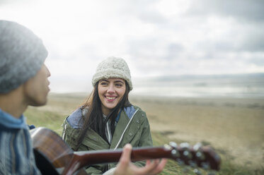 Junger Mann spielt Gitarre, Brean Sands, Somerset, England - CUF39879