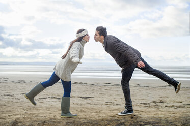 Junges Paar auf einem Bein, Brean Sands, Somerset, England - CUF39880