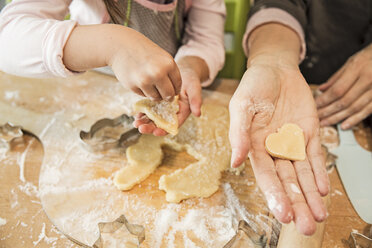 Mutter und Tochter backen in der Küche - CUF39912