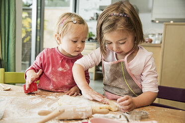 Kinder backen in der Küche - CUF39915