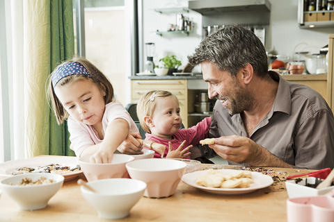 Vater und Kinder backen in der Küche, lizenzfreies Stockfoto