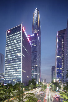 China, Shenzhen, beleuchtete Bürotürme bei Nacht - SPP00042