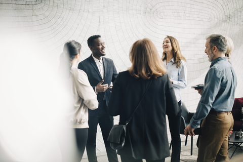 Männliche und weibliche Geschäftskollegen diskutieren bei einem Treffen im Büro, lizenzfreies Stockfoto