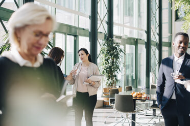 Geschäftsleute beim Networking auf einer Konferenz im Büro - MASF08080