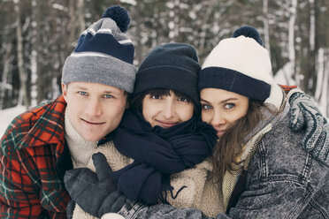 Porträt von Freunden, die sich im Winter im Park umarmen - MASF08133