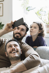 Väter und verspielte Tochter nehmen Selfie durch Smartphone zu Hause - MASF08217