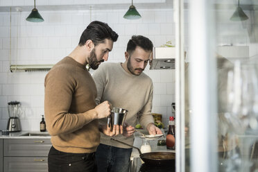 Homosexuelles Paar bereitet Essen in der Küche zu Hause vor - MASF08232