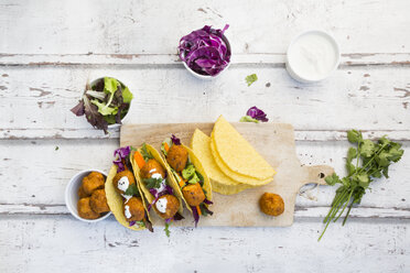 Tacos with mixed salad, sweet patato Falafel, carrot, red cabbage, yoghurt sauce, parsley and black sesame - LVF07228