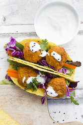 Tacos mit gemischtem Salat, süßer Kartoffel Falafel, Karotte, Rotkohl, Joghurtsauce, Petersilie und schwarzem Sesam - LVF07230