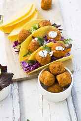Tacos with mixed salad, sweet patato Falafel, carrot, red cabbage, yoghurt sauce, parsley and black sesame - LVF07231