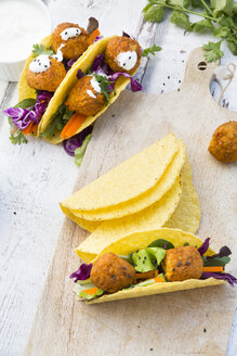 Tacos mit gemischtem Salat, süßer Kartoffel Falafel, Karotte, Rotkohl, Joghurtsauce, Petersilie und schwarzem Sesam - LVF07232