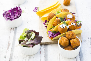 Tacos with mixed salad, sweet patato Falafel, carrot, red cabbage, yoghurt sauce, parsley and black sesame - LVF07233