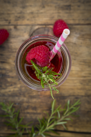 Glasflasche mit hausgemachter Himbeerlimonade, aromatisiert mit Rosmarin, lizenzfreies Stockfoto