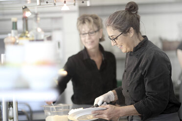 Frauen arbeiten in der Restaurantküche - CUF40094