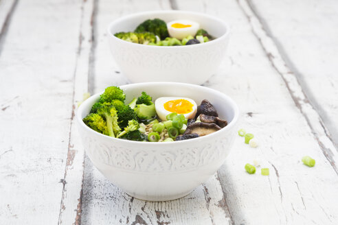Zwei Schalen Ramen-Suppe mit Ei, Brokkoli, Nudeln, Shitake-Pilzen und Frühlingszwiebeln - LVF07244