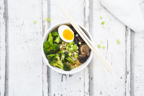 Schüssel Ramen-Suppe mit Ei, Brokkoli, Nudeln, Shitake-Pilzen und Frühlingszwiebeln - LVF07245