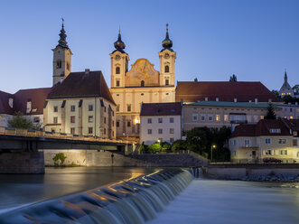 Österreich, Oberösterreich, Steyr, Fluss Enns und Michaeliskirche zur blauen Stunde - EJWF00900