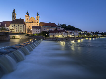 Österreich, Oberösterreich, Steyr, Fluss Enns und Michaeliskirche zur blauen Stunde - EJWF00901