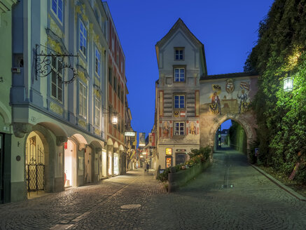 Österreich, Oberösterreich, Steyr, Gassen in der Stadt zur blauen Stunde - EJWF00902