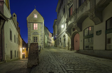 Österreich, Oberösterreich, Steyr, Zunfthaus in der Stadt bei Nacht - EJWF00905