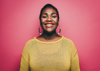 Portrait of smiling mid adult woman against pink background - MASF08339