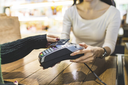 Kunde zahlt bargeldlos mit Kreditkarte in einem Geschäft - WPEF00667