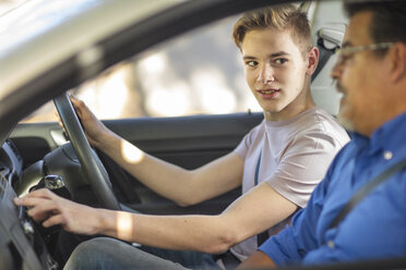 Fahrschüler mit Fahrlehrer im Auto - ZEF15783