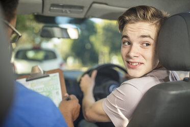 Fahrschüler mit Ausbilder im Auto und Blick zurück - ZEF15785