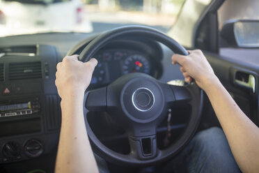 Männliche Hände im Auto halten das Lenkrad - ZEF15786