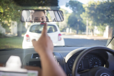 Fahrschüler mit Fahrlehrer im Auto schaut in den Spiegel - ZEF15790