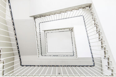 Quadratische Treppe vom Boden aus gesehen - CUF40212