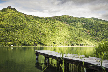 Holzsteg in einem stillen ländlichen See - CUF40219