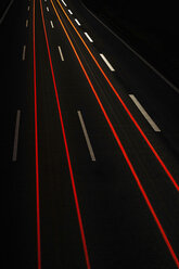 Langzeitbelichtung von Verkehr bei Nacht - CUF40222